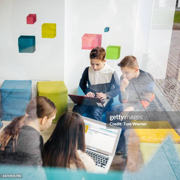 kids working on laptops during ech workshop together - digital native stock-fotos und bilder