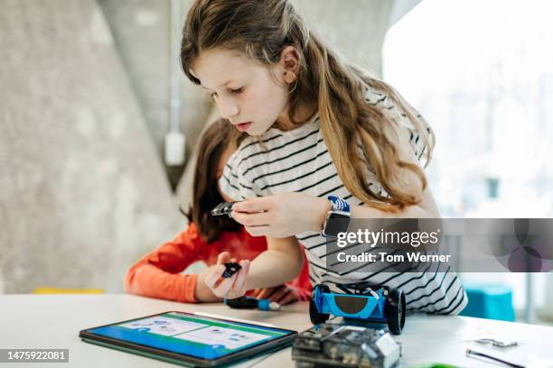 young girls learning about mechanics at tech workshop - nativo digital fotografías e imágenes de stock