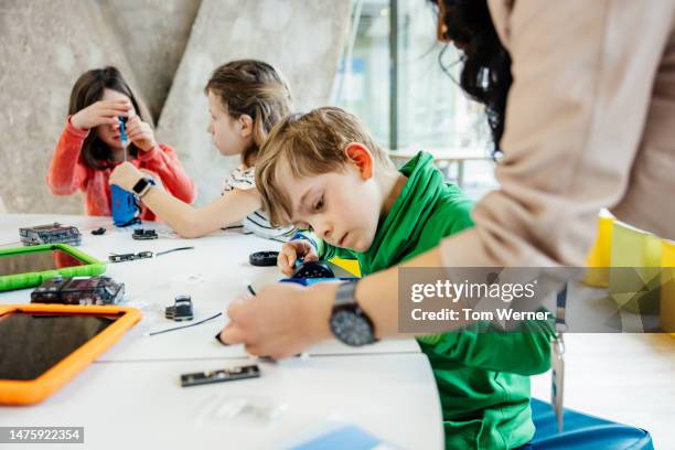 kids taking part in practical lesson at tech workshop for children - onderwijsinstituten en organisaties stockfoto's en -beelden