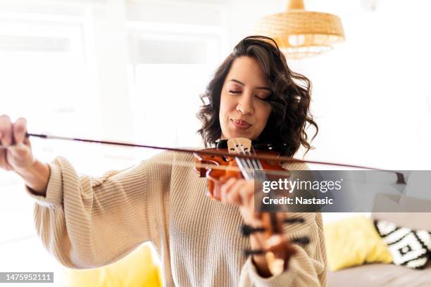 jeune femme jouant du violon - métier d'art femme chic photos et images de collection