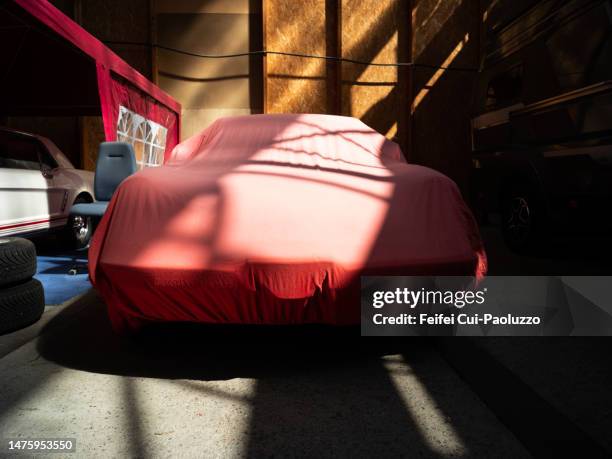 wrapped car in a garage - covered car photos et images de collection