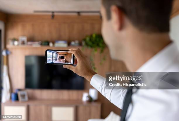 real estate agent taking pictures of a house - travel real people stockfoto's en -beelden