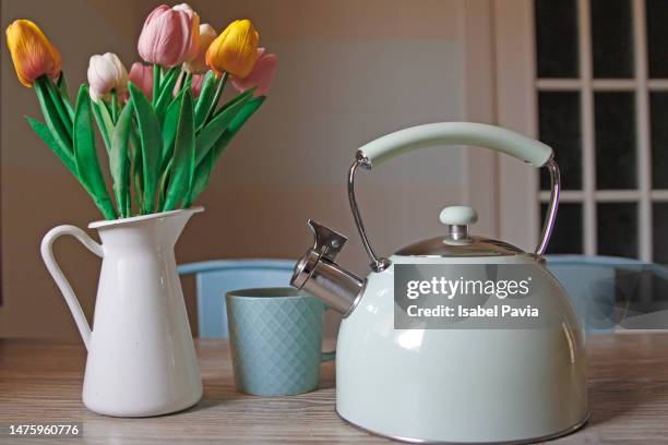 boiling kettle on kitchen table - handle stock-fotos und bilder