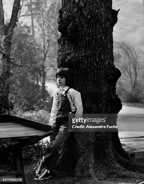 Actresses Mary Badham leaning on a tree in the movie "To Kill A Mockingbird", in 1961 at Monroeville, Alabama.