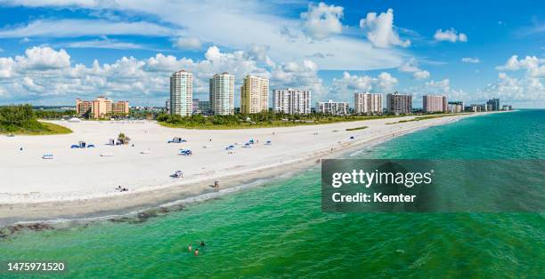 vista aérea de uma praia quase vazia - clearwater beach - fotografias e filmes do acervo