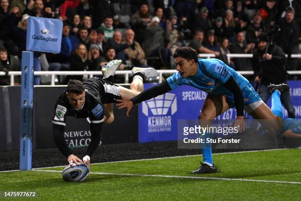 Adam Radwan of Newcastle Falcons scores the side's first try whilst under pressure from Santiago Carreras of Gloucester Rugby during the Gallagher...