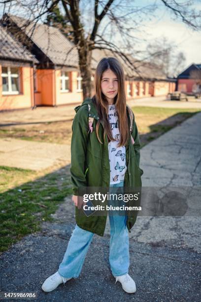 smiling elementary school girl with bagpack - bagpack stock pictures, royalty-free photos & images