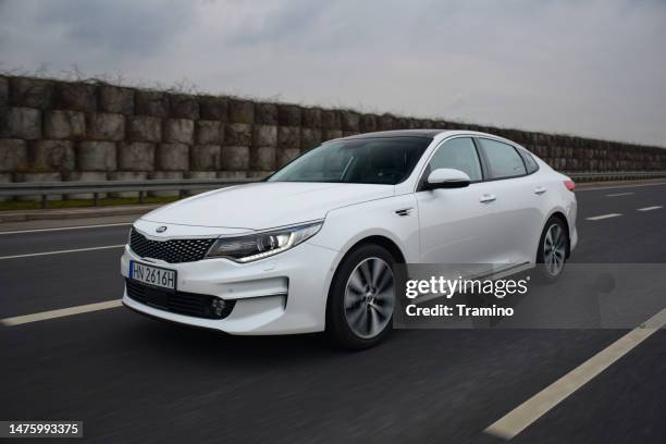 kia optima driving on a highway - carro tipo sallon imagens e fotografias de stock