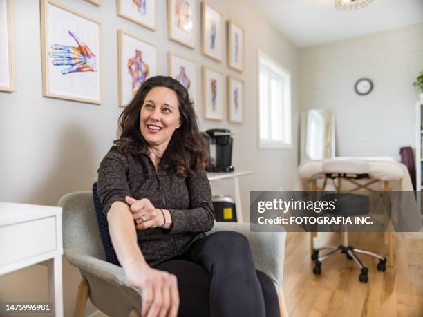 une patiente parle à son massothérapeute - articulation-du-corps-humain photos et images de collection