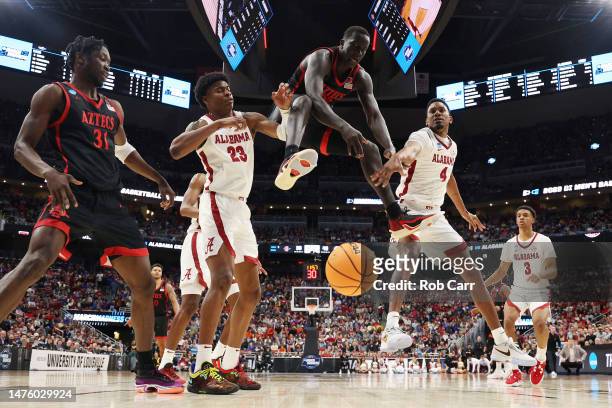 Aguek Arop of the San Diego State Aztecs loses control of the ball against Nick Pringle of the Alabama Crimson Tide and Noah Gurley of the Alabama...