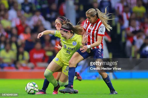 Katty Martinez of America battles for possession with Michelle Gonzalez and Carolina Jaramillo of Chivas during the 11th round match between America...