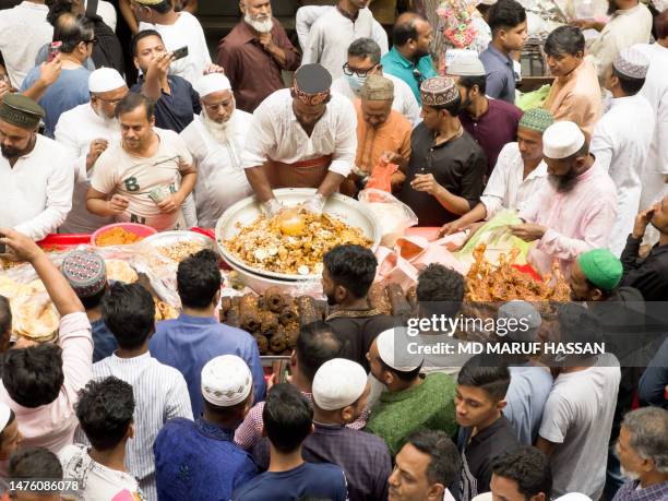 mercado tradicional de ifter en chawk bazaar en old dhaka, bangladesh. - ramadan in dhaka fotografías e imágenes de stock