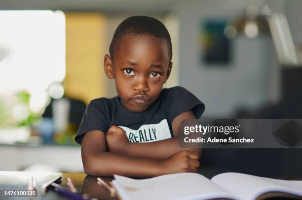 失読症、教育危機、ホームスクーリングでの学習障害の本を持つ子供、ストレス、または悲しい肖像画。退屈、不安、またはうつ病、ノートブック、自閉症、不機嫌そうな表情を勉強してい� - black boy ストックフォトと画像