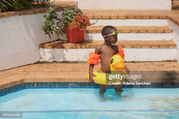 pato, brincar ou criança na piscina no verão relaxando em férias divertidas ou fim de semana em casa. felicidade, natação ou menino africano saudável com flutuação ou jogando jogos aquáticos para o exercício - kids pool games - fotografias e filmes do acervo