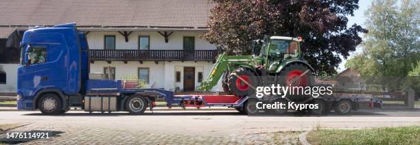 lorry pulling vehicle trailer - remolcar fotografías e imágenes de stock