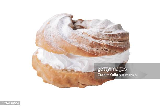 cream puff ring, choux pastry. isolated on white background. - whip cream cake fotografías e imágenes de stock