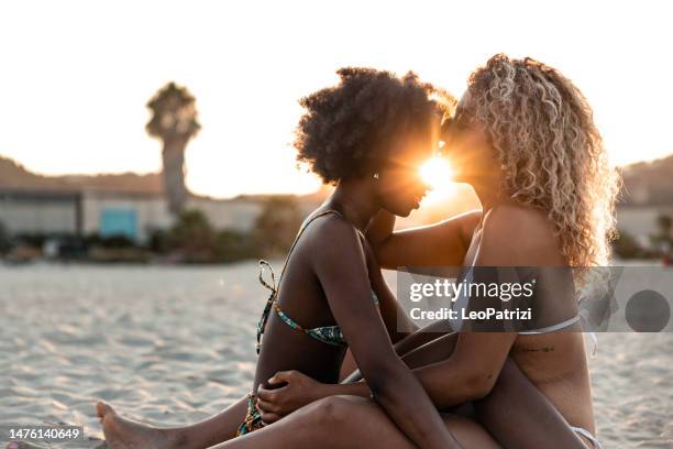 romantic kiss on the beach - black lesbians kiss stock pictures, royalty-free photos & images