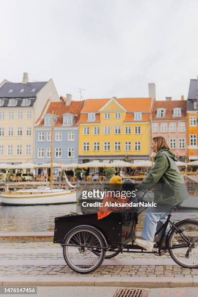 cargo bike ride with mom - copenhagen cycling stock pictures, royalty-free photos & images