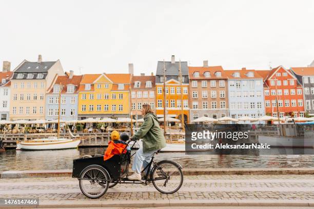 cargo bike ride with mom - copenhagen 個照片及圖片檔