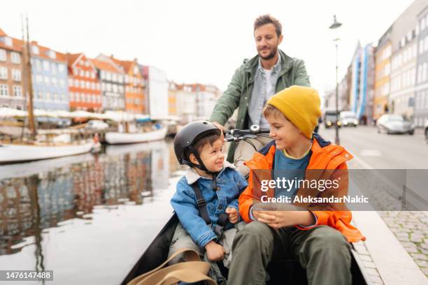 cargo bike ride with dad - copenhagen nyhavn stock pictures, royalty-free photos & images