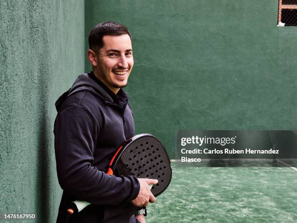 portrait of a padel player. - kakigroen stockfoto's en -beelden