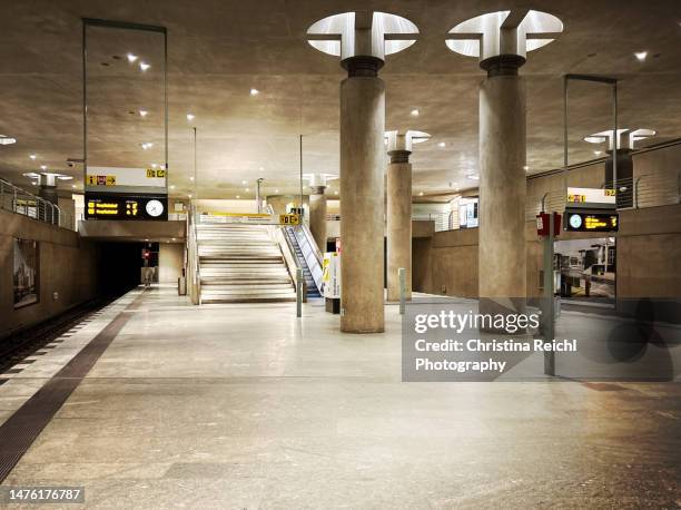 berlin subway station - u bahnstation stock-fotos und bilder