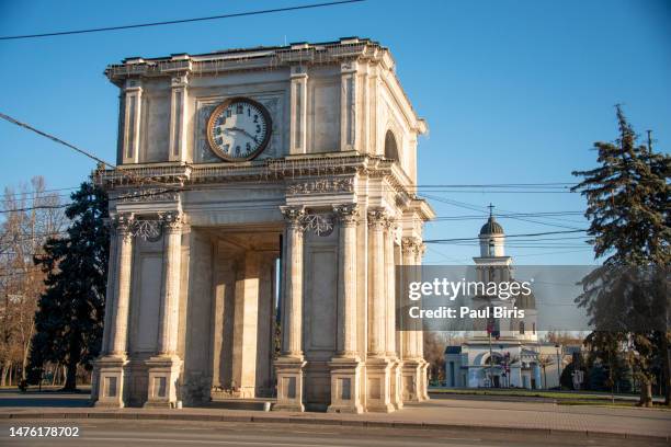 triumphal arch and nativity cathedral in downtown chisinau moldova - chisinau stock-fotos und bilder