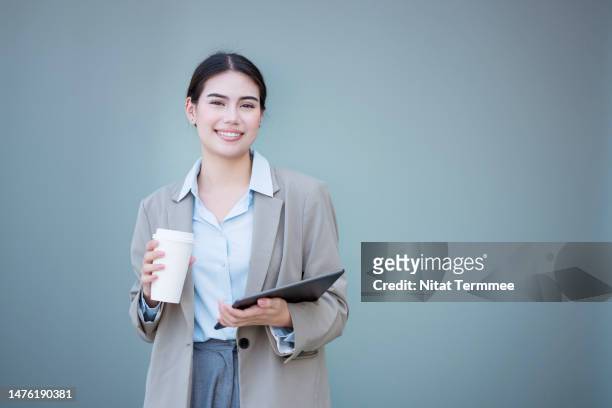 empower employees for hybrid working to encourage networking within the organization. portrait of a young businesswoman holding a tablet computer and coffee cup at a modern business office building. - founders cup portraits fotografías e imágenes de stock