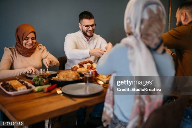 happy ramadan to all - ramadan giving stockfoto's en -beelden