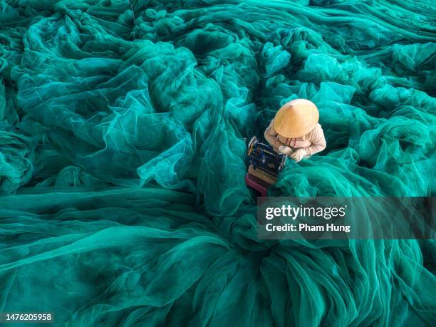 woman knitting net - vietnam stockfoto's en -beelden