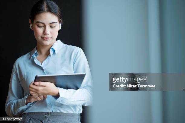 business apps solutions and cloud services to collaboration on the go. businesswomen using a tablet computer during a business journey to remote working via a mobile application. - hybrid cloud stock pictures, royalty-free photos & images