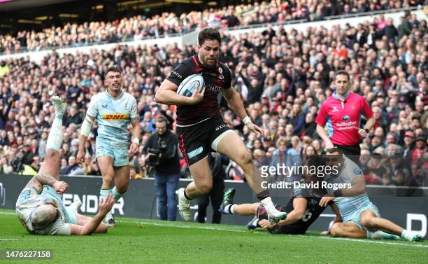 Sean Maitland of Saracens scores the side's fourth try during the Gallagher Premiership Rugby match between Saracens and Harlequins at Tottenham...