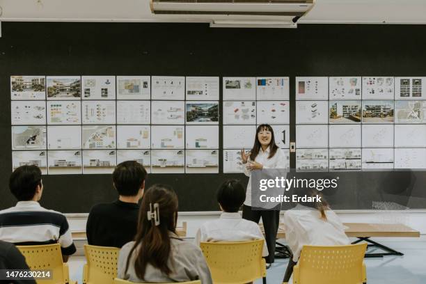 chica asiática activa es prácticas presentar su tesis final a sus amigos antes de presentarla al profesor. - concursante fotografías e imágenes de stock
