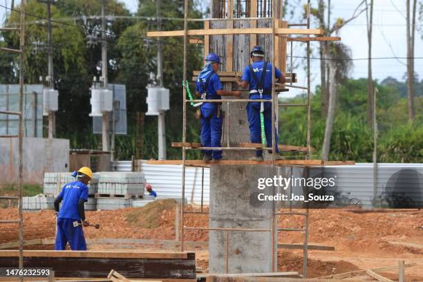 construction of a polyclinic in ilheus - pedreiro stock pictures, royalty-free photos & images