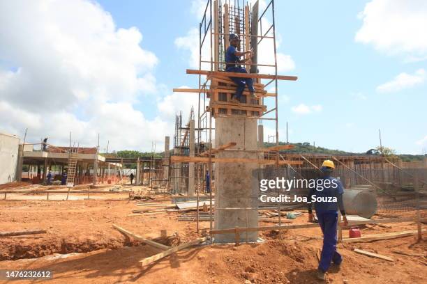 construction of a polyclinic in ilheus - pedreiro stock pictures, royalty-free photos & images