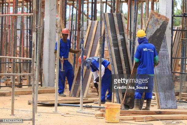 construction of a polyclinic in ilheus - pedreiro stock pictures, royalty-free photos & images