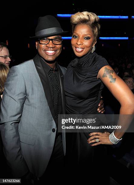 Ne-Yo and Mary J Blige at the 2009 American Music Awards at Nokia Theatre L.A. Live on November 22, 2009 in Los Angeles, California.