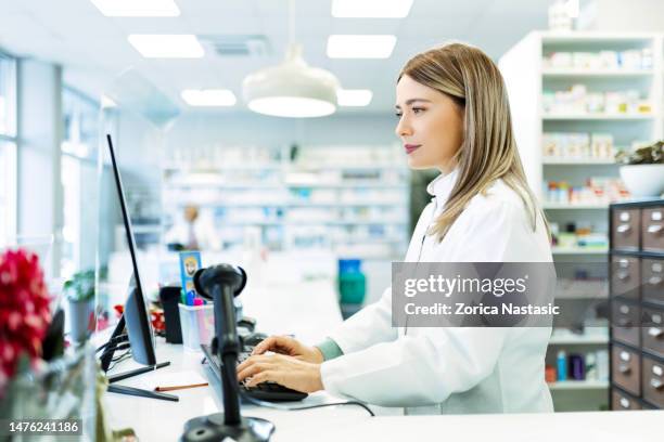 farmacéutica que trabaja en farmacia - pharmacist fotografías e imágenes de stock