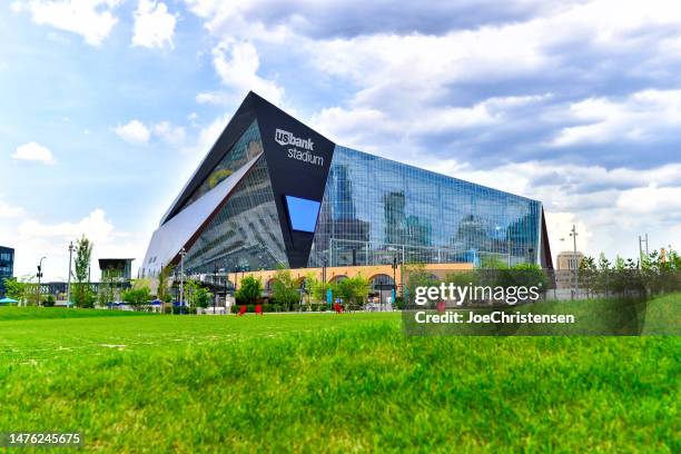 us bank stadium and surroundings in downtown minneapolis - minneapolis stadium stock pictures, royalty-free photos & images