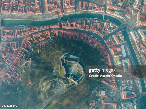 drohnenansicht der altstadt und des flusses - ljubljana city stock-fotos und bilder