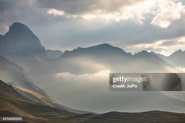 atardecer en las montañas - caucasus fotografías e imágenes de stock