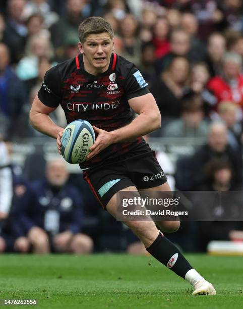 Owen Farrell of Saracens runs with the ball during the Gallagher Premiership Rugby match between Saracens and Harlequins at Tottenham Hotspur Stadium...