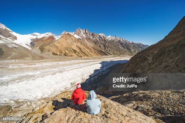 jeune couple en randonnée en montagne - montagnes du caucase photos et images de collection