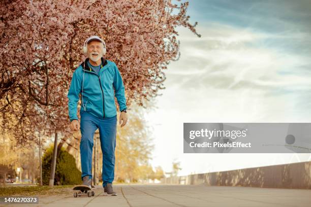 active senior skateboarder - figure skater stockfoto's en -beelden