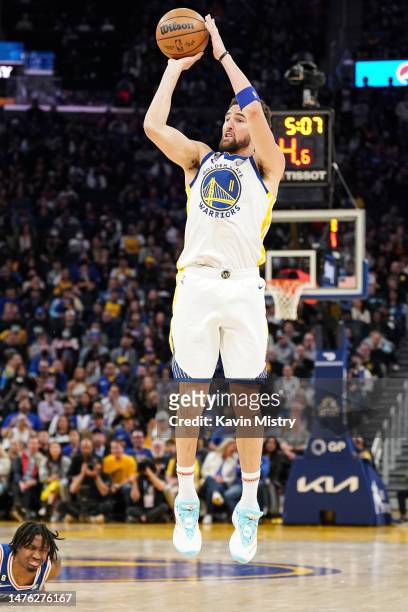 Klay Thompson of the Golden State Warriors shoots a jump shot in the fourth quarter against the Philadelphia 76ers at Chase Center on March 24, 2023...