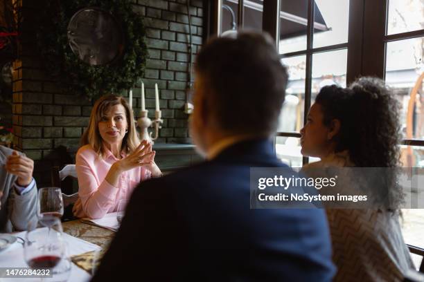 kollegen beim business-lunch - business dinner meeting stock-fotos und bilder