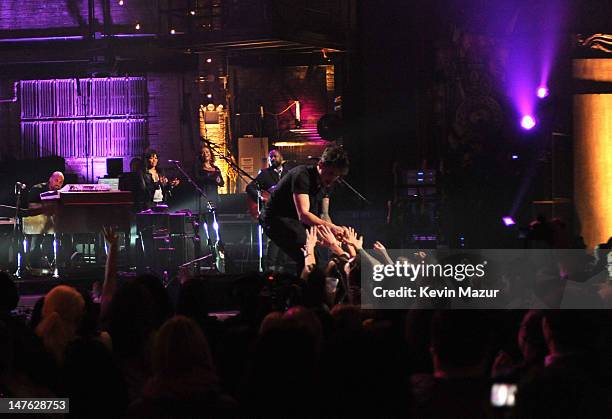 John Mayer performs at Beacon Theatre on November 17, 2009 in New York City.