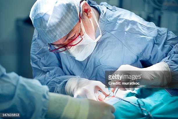 surgeon performing surgery - 外科醫生 個照片及圖片檔