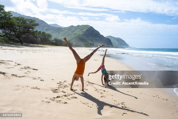 mutter und tochter im unbeschwerten strandurlaub - us girls on the beach stock-fotos und bilder