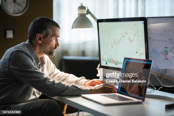 stock trading. trader studying stock markets on tradingview app at night. - risicomanagement stockfoto's en -beelden